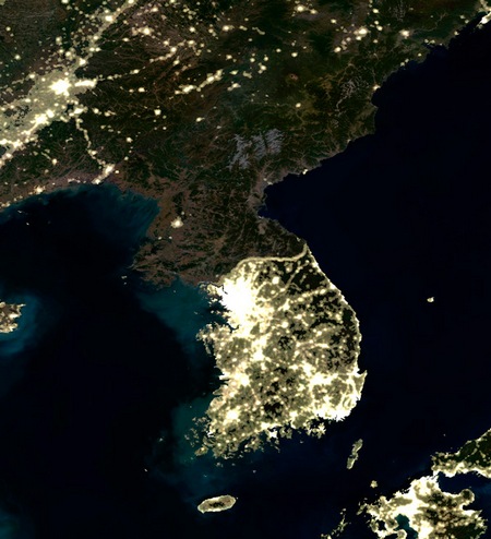 КНДР остается одним из самых малоосвещенных уголков Земли. На спутниковом снимке отчетливо видно, что единственным местом, где доступно электричество, является столица страны Пхеньян.
Фото: PlantetObserver/Science Photo Library